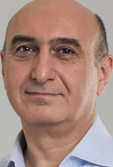 Изображение актера Адам Булгучев